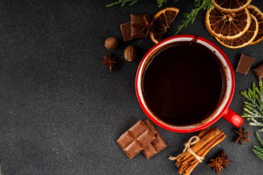 Masadaki malzemelerle birlikte koyu, sıcak çikolata seramik tavası. Geleneksel acılı sıcak çikolata, kakao içeceği, fotokopi alanı.
