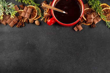 Masadaki malzemelerle birlikte koyu, sıcak çikolata seramik tavası. Geleneksel acılı sıcak çikolata, kakao içeceği, fotokopi alanı.