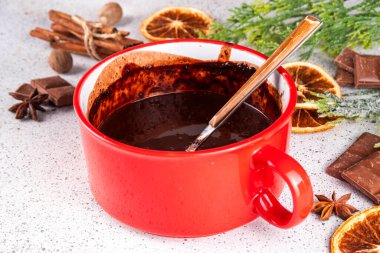 Masadaki malzemelerle birlikte koyu, sıcak çikolata seramik tavası. Geleneksel acılı sıcak çikolata, kakao içeceği, fotokopi alanı.