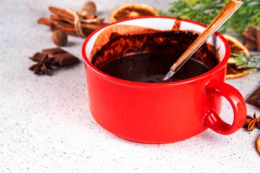 Masadaki malzemelerle birlikte koyu, sıcak çikolata seramik tavası. Geleneksel acılı sıcak çikolata, kakao içeceği, fotokopi alanı.