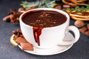 Geleneksel noel sıcak çikolata bardağı kurutulmuş portakal, tarçın, anason, baharat ve Noel ağacı dalları boşluğu doldurur.