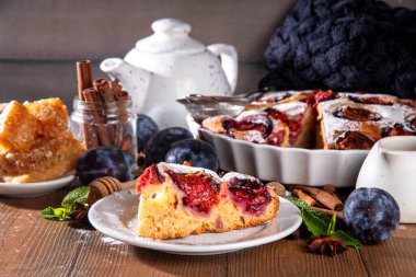 Sonbahar New York erik turtası, lezzetli tarçın baharatlı erik turtası rustik sıcacık ahşap arka planda turta, kopyalama alanı