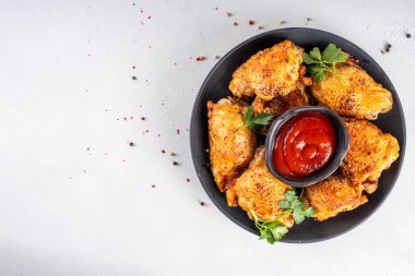 Izgara bbq kavrulmuş baharatlı tavuk budu ketçap sosu ve baharat, ev yapımı barbekü küsü bacakları... 