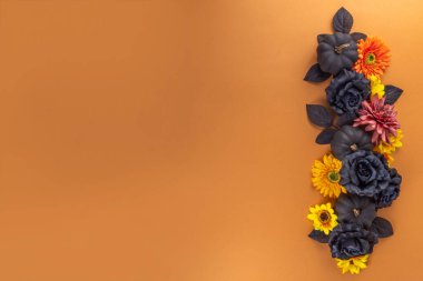 Dia de los muertos Feast düz yerde, Meksika Ölüler Günü arka planda sonbahar siyahı, turuncu, sarı çiçekler, Dia de los muertos yazılı ışık kutusu, renkli kafatası