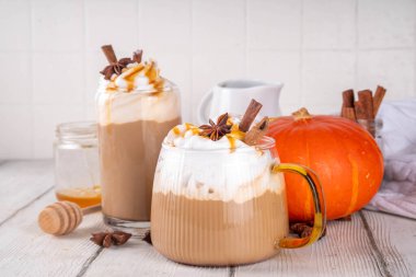 Balkabağı turtası baharatlı latte içeceği, kabak turtası şurubu ve baharatlı sıcak sonbahar kahve içeceği, taze portakal kabağı, tarçın, anason, kopyalama alanı.