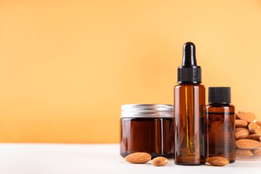 Mandelic asit cilt bakımı, krem, serum, AHA asitli kozmetik ürünler ve acı badem özü, modaya uygun deri dökülmesi, sivilce, pigmentasyon, yaşlanma karşıtı, hassas cilt bakımı 