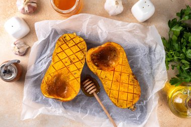 Ballı, baharatlı ve sonbahar bitkilerli fırında kabak ezmesi pişirmek için kavrulmuş tereyağlı balkabağı ve tatlı.