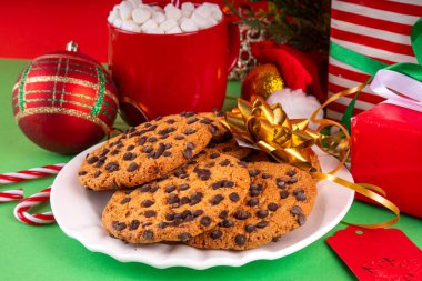 Geleneksel Noel çikolatalı kurabiyeleri, Kış tatili için çıtır Amerikan tatlıları ve Noel Baba hediyeleri.