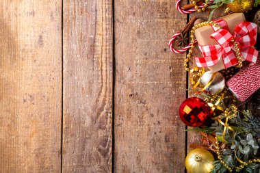 Noel arkaplanı hediye kutusu, köknar ağacı ve takılar, Noel ve yeni yıl tebrik kartı veya davetiyesi için bayram ağacı ahşap arka planı, kopyalama alanı