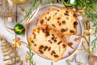 Ev yapımı Noel meyveli pasta, üzüm ve yaban mersinli, bayram süslemeli arka planda