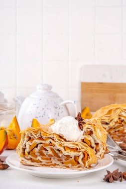 Ev yapımı balkabaklı börek. Vanilyalı dondurma kepçesiyle kaplı, cevizli ve tarçınlı balkabaklı meyveli kek.