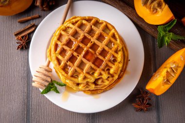 Sonbahar kahvaltısı tatlısı, balkabağı waffle. Ballı ve baharatlı ev yapımı Belçika balkabaklı waffle yığını, boşluğu kopyala