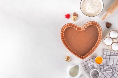 Tatlı Sevgililer Günü pastacılık geçmişi. Sevgililer günü kurabiyeleri, pastalar, çikolatalı tatlı, şeker parçacıkları, pişirme malzemeleri, un, yumurta, süt, yuvarlanan iğne üst görünümü. 
