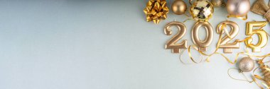 Mutlu Noeller ve mutlu yıllar 2025 altın takı, noel ağacı topları ve süslemeleri, hediye yayı, yılan, 2025 altın mum numarası, düz görünüm fotokopi alanı