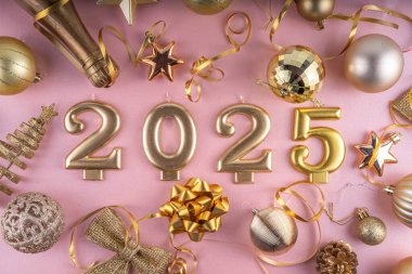 Mutlu Noeller ve mutlu yıllar 2025 altın takı, noel ağacı topları ve süslemeleri, hediye yayı, yılan, 2025 altın mum numarası, düz görünüm fotokopi alanı