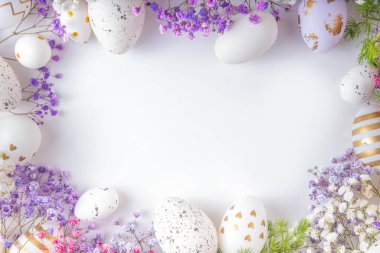 Paskalya yumurtaları ve bahar çiçekleriyle dolu mutlu Paskalya tebrik kartları. Metin için kopyalama alanı olan Paskalya bayramı düz yatay kompozisyonu