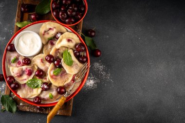 Geleneksel Batı Avrupa Kirazlı Hamur köfteleri, Ukraynalı Ukraynalı, Polonya vejetaryen Kirazlı Pierogi, Tatlı Meyveli Vareniki, ekşi kremalı ve şekerli ravioli