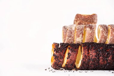 Geleneksel Doğu Avrupa Noel şekeri kaplı tatlı baca keki, trdlo veya trdelnik, tatlı aromatik kış mevsimi sokak yemekleri tarçın ve baharatlı