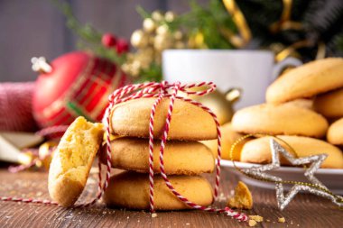 Noel süslemeleri ve köknar ağacıyla, Noel yemeği için hazır, ahşap kaplama arka plan fotokopi alanı.