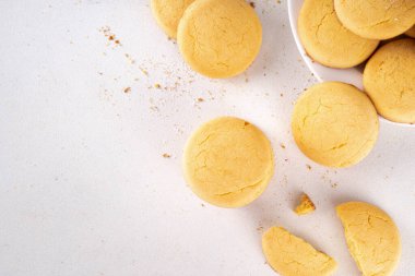 Ev yapımı kurabiyeler, geleneksel İngiliz çay partisi tereyağlı kurabiyeler, beyaz mutfak masasında tatlı kurabiyeler.