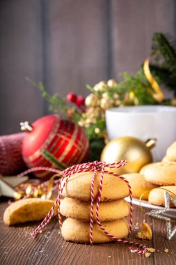 Noel süslemeleri ve köknar ağacıyla, Noel yemeği için hazır, ahşap kaplama arka plan fotokopi alanı.