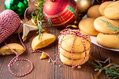 Noel süslemeleri ve köknar ağacıyla, Noel yemeği için hazır, ahşap kaplama arka plan fotokopi alanı.