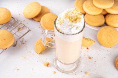 Shortbread kurabiyeleri milkshake, kremalı milkshake krem şantili ve bisküvi kırıntılı içecek