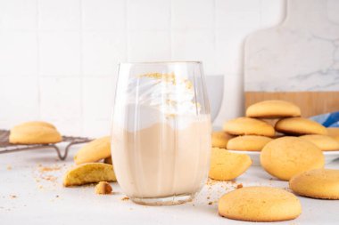 Shortbread kurabiyeleri milkshake, kremalı milkshake krem şantili ve bisküvi kırıntılı içecek