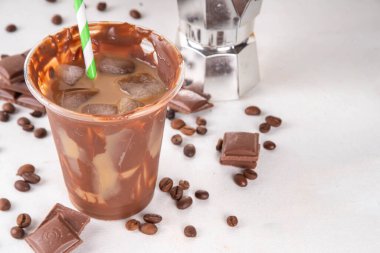 Viral Çikolatalı Latte içeceği. Buzlu latte ve mocachino ile doldurulmuş çikolatalı plastik bardak.