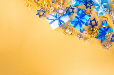 Mutlu Hanukkah tebrik kartı geçmişi. Yahudi Yeni Yıl dairesi geleneksel Hanuka festivali, menorah, donut ve dekorasyon sembolleriyle yatıyordu.