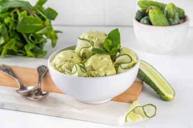 Sağlıklı vejetaryen salatalıklı dondurma, muzdan, avokadodan, salatalıktan, limondan ve naneden yapılmış vejetaryen çiğ dondurmalı dondurma.