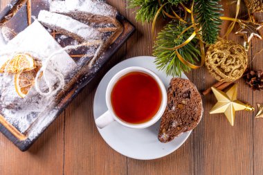 Ev yapımı Noel çikolatası çalınmış. Geleneksel Aralık tatili, yeni yıl ve Noel pişmiş tatlı tatlı, kurutulmuş meyve ve fındıklı koyu çikolatalı pasta, samimi Xmas dekorasyonlu arka plan