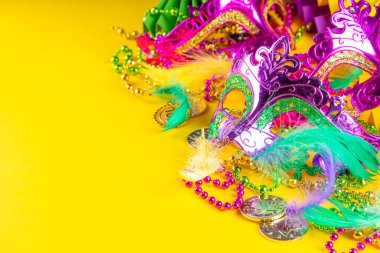 Mardi Gras renkli bayram tebrik kartı arkaplanı festival maskesi, dekor, karnaval maskesi, boncuklar, tüyler, parlak arka plandaki fanlar geleneksel mor yeşil renkler