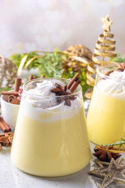 Kremalı ev yapımı yumurtalı puding, gözlüklü Musse Tatlısı, çırpılmış krema ve baharatlı, geleneksel tatlı Noel tatlısı