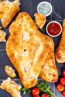 Shotis puri, el yapımı Gürcistan ekmeği lavaş, yerel Kafkas Orta Asya yemeği, fırında Shoti ekmeği.