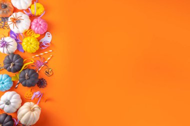 Cadılar Bayramı renkli sarı arka plan, renkli parti aksesuarları ve dekorları, örümcekler, örümcek ağları, balkabakları, yarasalar, hayaletler, üst görünüm düz kopya alanı