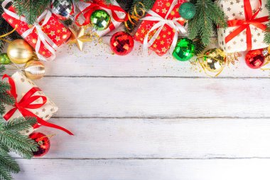 Noel ve yeni yıl tebrik kartı geçmişi, bayram kurdeleli hediye kutuları, noel ağacı dalları, altın, kırmızı, yeşil bayram dekoru, takılar ve kostüm ağacı topları, üst görünüm kopyalama alanı