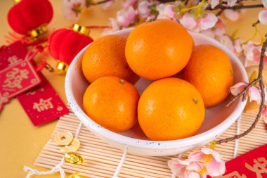 Kopya alanı olan Çin Yeni Yıl temalı arka plan. Kırmızı fanlar, altın sikkeler, mandallar, kiraz çiçekleri, bayram altın dalları, dekorlar, dilek zarfları. Altın arka planda altın ejder 