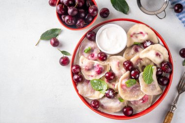 Geleneksel Batı Avrupa Kirazlı Hamur köfteleri, Ukraynalı Ukraynalı, Polonya vejetaryen Kirazlı Pierogi, Tatlı Meyveli Vareniki, ekşi kremalı ve şekerli ravioli