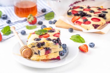 Karışık Böğürtlenli Krepler, basit bir fikir tarifi. Taze yaban mersinli ve çilekli, kopyalama alanı