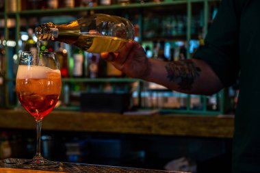 Gerçekçi fotoğraf, bardaki profesyonel barmenin buzlu ve alkollü kokteyl yaparken çekilmiş yakın plan fotoğrafı.