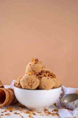 Karamelli soğanlı dondurma. Modern trend tatlandırılmamış tuzlu dondurma aromalı, karamel ve şekerli cam soğanlı