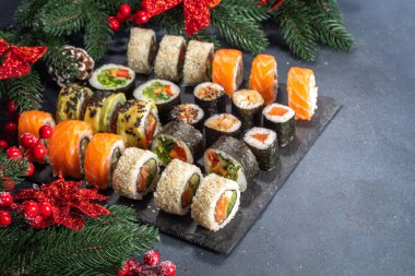 Yılbaşı partisi için suşi seti, kış tatili yemek teslimat menüsü modeli. Suşi tahtada ayarlandı, Xmas dekorasyon kopyalama alanı ile