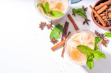 Tayland buzlu çayı, Asya Hint masala baharatları sütsüz Hindistan cevizi kremalı süt, buz küpleri ve nane yaprakları, kopyalama alanı.