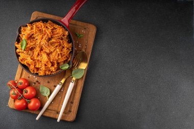 Domates soslu Mafaldine makarnası, İtalyan bolonezi, domates soslu marinara, vegan mantarı ya da siyah beton arka planda patlıcan soslu makarna, malzemeler ve baharatlar, kopyalama alanı.