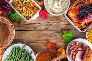 Şükran Günü yemeği ya da öğle yemeği masası. Çeşitli geleneksel Şükran Günü yemekleri. Hindi, kenar, et suyu, balkabağı turtası, üst görünüm fotokopi alanı.