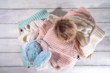 Sonbahar ve kış mevsimi için hazırlık, sonbahar sıcacık giysiler, temiz temiz temiz temiz çamaşır yığını, düzgünce katlanmış ceketler, kazaklar, şapkalar, ahşap kutudaki eldivenler, asma kattan alınan