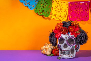 İspanyol geleneksel Meksika bayramı, Sonbahar Festivali Ölüler Günü (dia de los muertos) arka plan. Geleneksel Pan de Muerto ekmeği, süslemeler ve Marigold ve cempasuchil çiçekleriyle