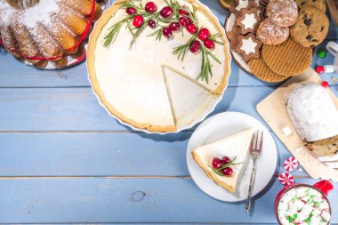 Ev yapımı Noel pastaları, pudra şekeri, kızılcık ve biberiyeli tatlı cheesecake turtası. Noel ve Yeni Yıl şenlikli pişirme geçmişi