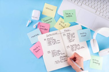 Dopamin Menüsü DHD beyninizi uyarır, günlük mutluluk ve serotonin dozunu artırır, dopamin seviyesini doğal olarak yükselten zevkli, sağlıklı alışkanlıklar ve aktivite fikirleri listesidir.